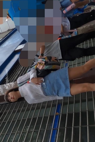 kc1544（空城原创）牛仔短裙美少妇接孩子放学，粉N包裹肉臀