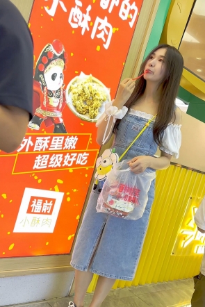 trump1508【KFC】身材不错少妇和老公逛街·牛仔长裙下穿着紫色骚窄内 