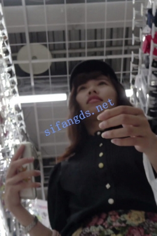 【日产精选】036花裙小姐姐弯腰挑选被双镜头偷拍丁字裤