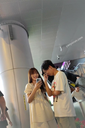 XM694黄色连衣裙白丝小姐姐和男朋友逛夜市，黄色内