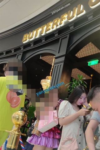 XM455粉色连衣裙小姐姐一个人逛街，粉色内内