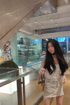 XM492灰色超短裙美女和妹妹逛街买东西，黑色丁字裤