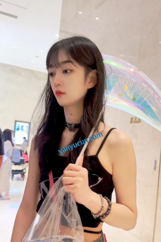 trump1428【KFC】拿气球的美女腿都被掐紫了·估计是M·过膝黑丝粉色内