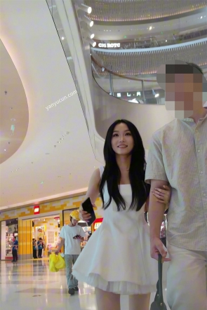 XM740白色连衣裙小姐姐和男朋友逛街，灰色窄内