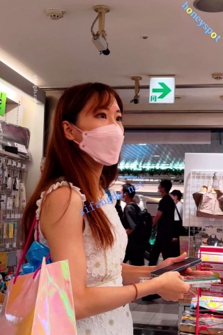 【日产精选】119蕾丝花裙美女逛商场。开闪抄底花内