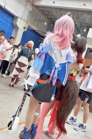 trump1367【KFC】学生妹COSER逛街·翘起屁股给你看肉丝白色半透内内