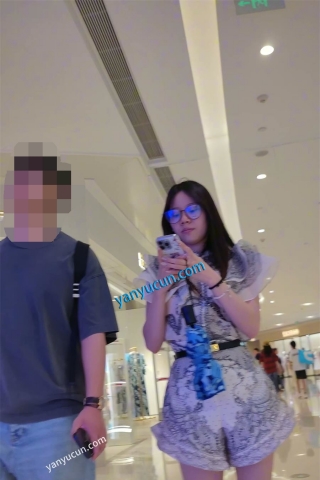 XM466白色超级宽松短裤小姐姐和男朋友逛街，白色窄内