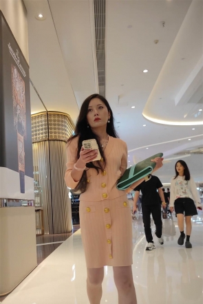 XM754粉色短裙少妇一个人逛街，白色内内