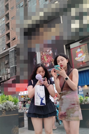 XM667包臀裙小姐姐和几个朋友出来吃饭，灰色内内