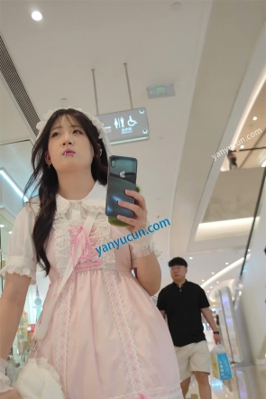 XM495粉色连衣裙小姐姐和闺蜜逛街，白色内内