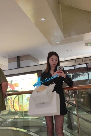 XM501黑色连衣裙黑色丝袜美女和男朋友逛街，性感丁字裤