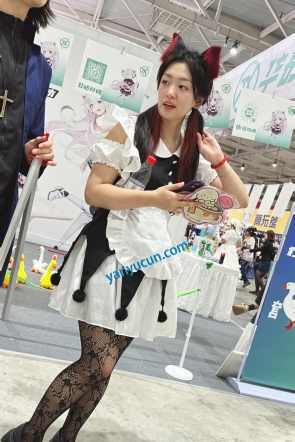 trump1454【KFC】女仆装COSER和男友逛街·黑色网袜半透内内前后CD够骚