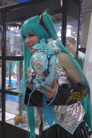 【xxn-324】初音cos小姐姐..被多人围拍..弯腰被CD微透白内