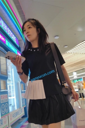 XM502黑色了连衣裙美女一个人逛街，格子内内