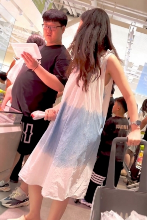 trump1541【KFC】少妇和男友逛菜市场·宽松长裙白色内·前拍露大胸罩