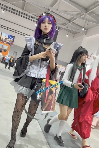 trump1365【KFC】学生妹COSER独自逛街·蕾丝网袜粉色内·一直盯着相机看