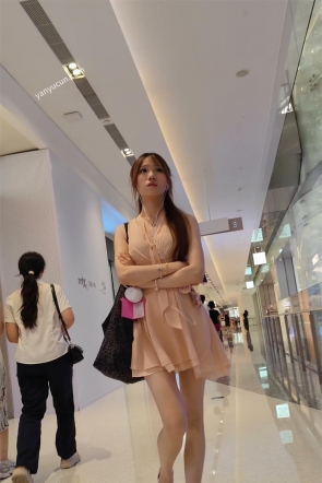 XM745粉色连衣裙极品美女一个人逛街，一次性安睡裤