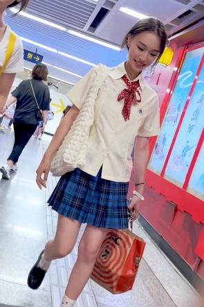 trump1593【KFC】制服JK学生妹和同学逛街·白色骚窄内被翘臀紧紧包裹