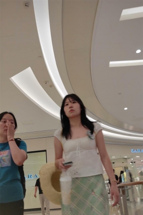 XM748绿色短裙小姐姐和妈妈逛街，白色内内