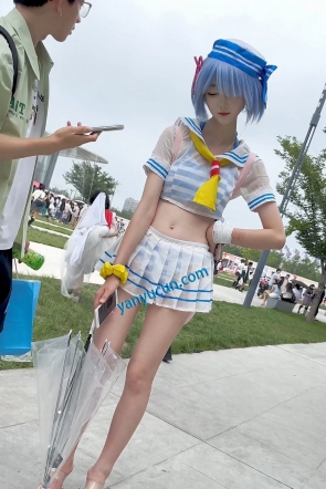 trump1458【KFC】极品美女COS蕾姆逛街·短裙秀身材·兄弟合影后一脸嫌弃