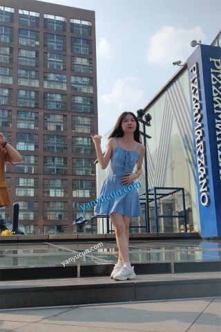 XM446蓝色连衣裙极品清纯美女网红打卡地拍照，前后抄底黄色内内