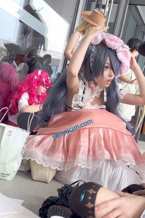 trump1456【KFC】洛丽塔裙学生妹精心打扮·粉色紧身内尿出了B痕迹