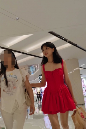 XM670红色连衣裙极品身材小姐姐和妈妈逛街买衣服，一次性内内