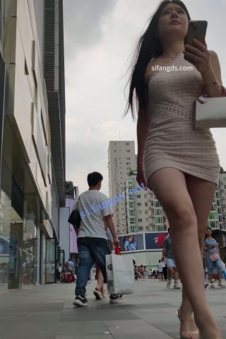 CS114【CSCD】黄色包臀美女出来逛街，粉色蕾丝边内内