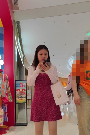 XM664红色连衣裙小姐姐和妈妈逛街，红色丁字裤