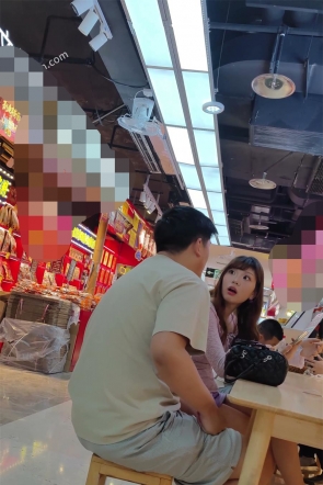 XM697紫色包臀裙美女和男朋友逛小吃街，豹纹丁字裤