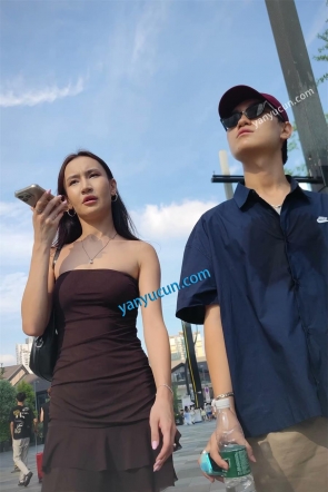 XM490棕色裹胸连衣裙美女和男朋友逛街，红色丁字裤