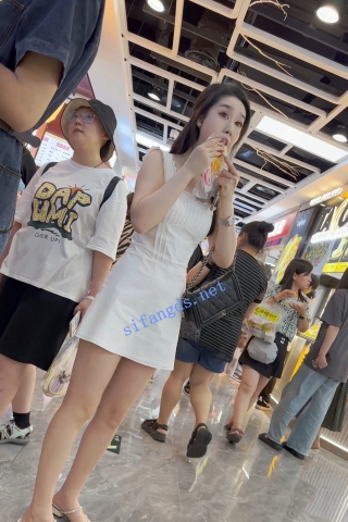 trump1280【KFC】吊带裙少妇独自逛街吃小吃·粉色薄内微透·低角度CD