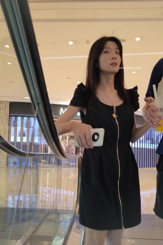 XM296黑色连衣裙高颜值小姐姐和男朋友逛街，黄色内