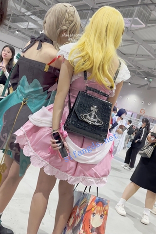 trump1243 【KFC】COSER学生妹·蓝色透明内无毛白虎·独家CD坐相机歪了点