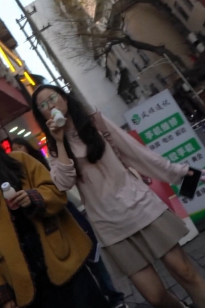kc1735（空城原创）短裙眼镜妹带着狗狗逛街，微透白N包裹肉臀