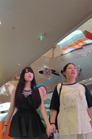 XM503黑色连衣裙灰色丝袜小姐姐和朋友逛街，黑色内内