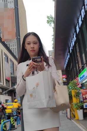 XM766白色连衣裙小姐姐一个人逛街买东西，性感丁字裤