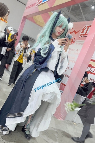 trump1380【KFC】学生妹COSER玩手机·放心遮住后面忽略前面·微透黑白内