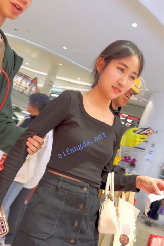 trump1303【KFC】短裙学生妹酷似许家印·0D肉丝白内·翘起屁股拍超清CD