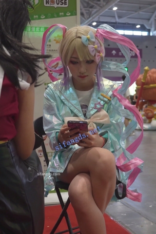 【xxn-332】百褶裙cos美女坐下走光..弯腰拍照小熊内裤贴镜头