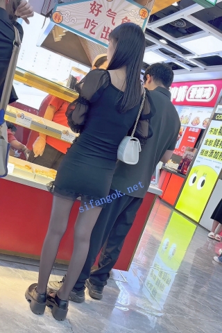 trump1348【KFC】靓女跟金主爸爸逛街·黑丝超薄短裙·透出粉红色内巨骚