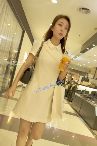 trump1347【KFC】少妇逛街发现被拍一直盯着相机·内裤被翘臀夹一半