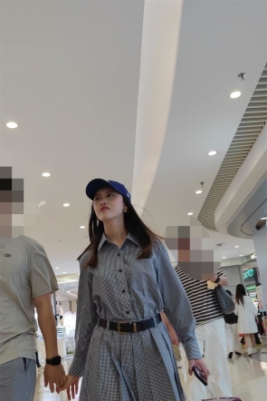 XM730灰色连衣裙小姐姐和男朋友逛街买东西，白色内内