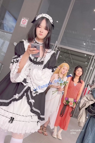 trump1334【KFC】女仆装洛丽塔小姐姐逛街·过膝袜淡蓝色内·尿黄一大片