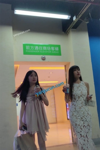 XM474粉色连衣裙美女和闺蜜逛街，绿色内内