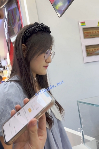 trump1291【KFC】蓝色长裙靓女和男友逛街·黄色内内低角度CD