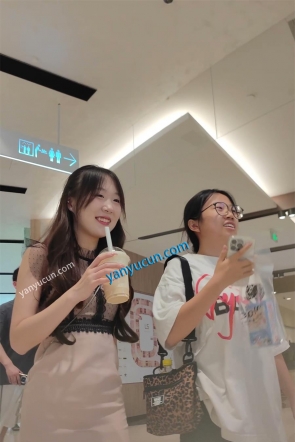 XM498粉色连衣裙小姐姐和同学逛街，粉色内内