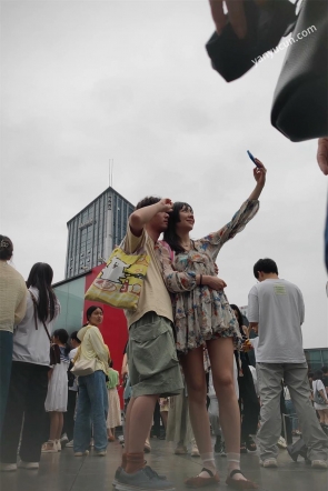 XM704碎花连衣裙小姐姐和男朋友网红地打卡拍照，黑色窄内