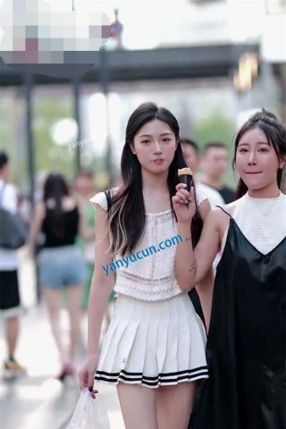XM476白色短裙小姐姐和闺蜜逛街被街拍，白色内内