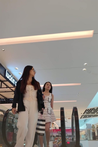 XM259白色连衣裙少妇和闺蜜逛街，白色内